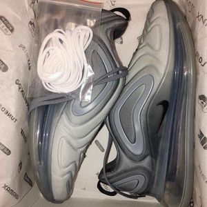 NIKE AIR MAX 720/ Cool Grey/Black Edition
